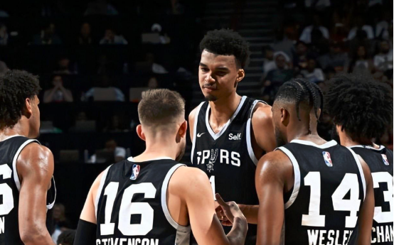  文班亚马25+12+5帽，马刺终结独行侠六连胜  