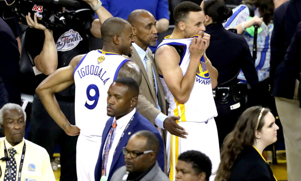  韦德入选名人堂候选引发球迷争议  